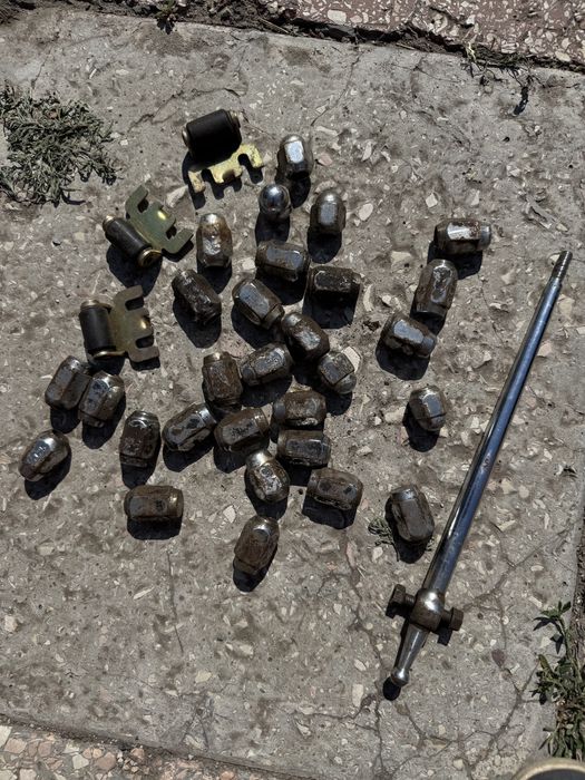 Гайки, направляющие для стеклоподьемников, ручка кпп. ниссан скайлайн