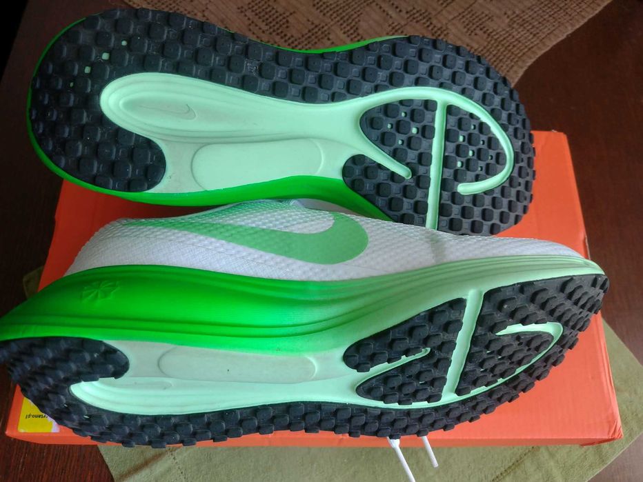 Buty do biegania damskie Nike Revolution 8 white/cucumber calm/illusion green
