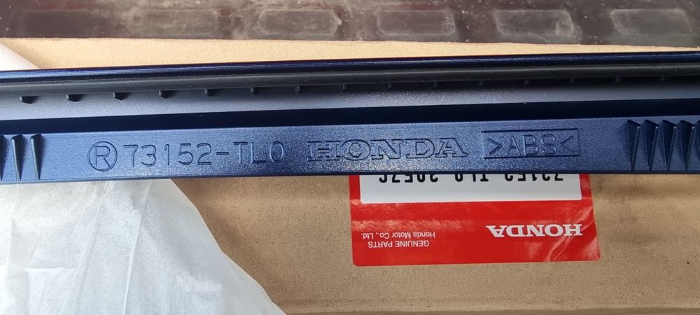 Молдинг ветрового стекла Honda accord