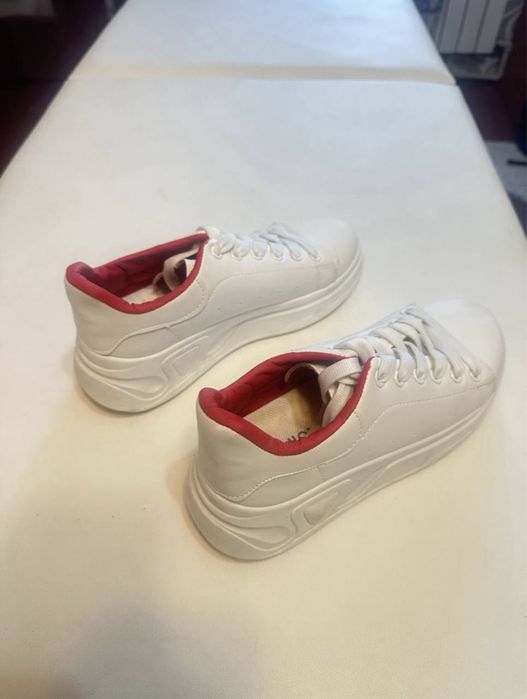 Нові кросівки білі