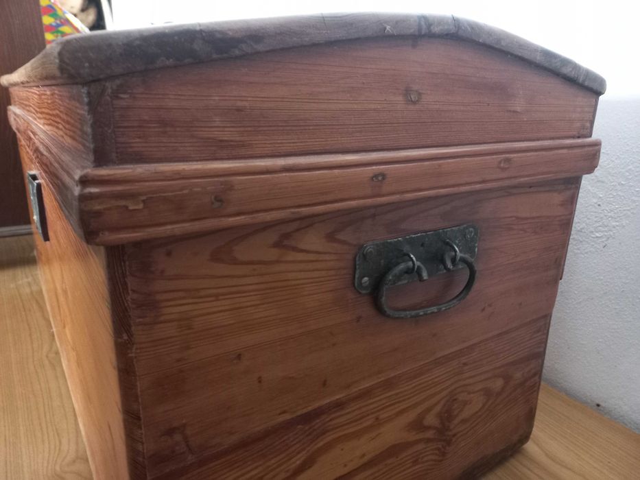 Baú em madeira maciça