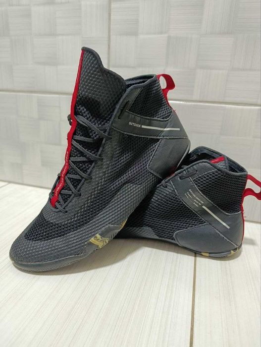 Decathlon модели Outshock 500.  Размер 42