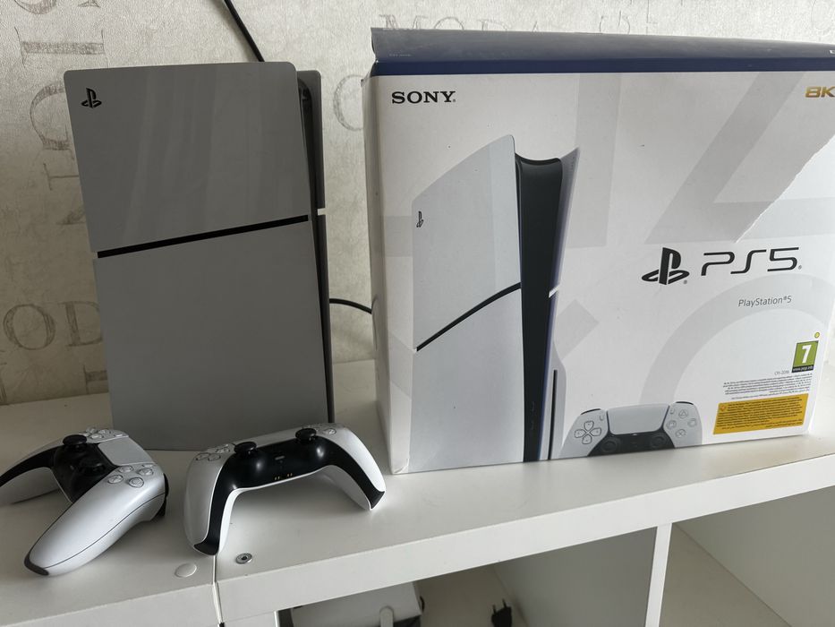 Продам PS5 + два геймпада