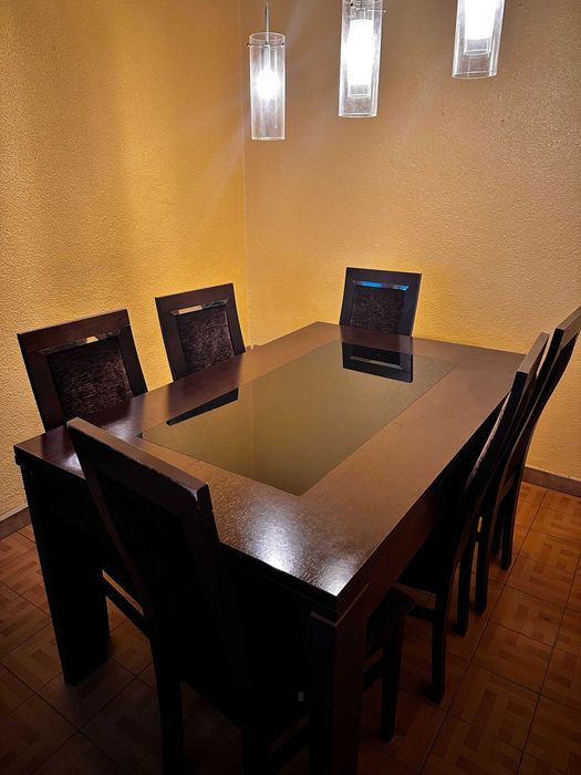 Mesa de Jantar e 6 cadeiras. Madeira escura, Extensível