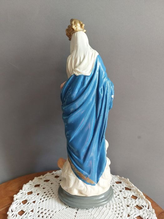 Stara figurka Matki Bożej z dzieciątkiem