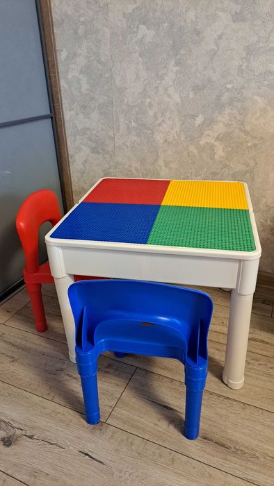Продам дитячій стіл зі стільцями