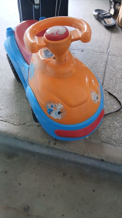 Продам машинку-толокар