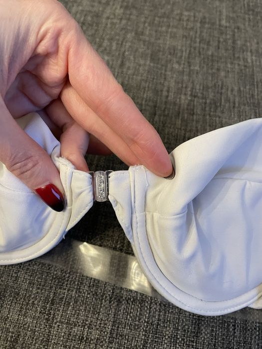 Bialy biustonosz usztywniany bez ramiaczek przeźroczysty pasek plecy