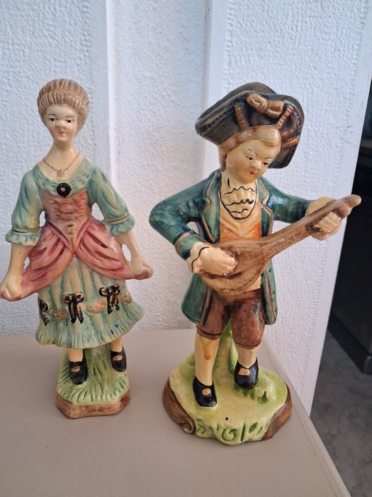 Duas estatuetas em porcelana