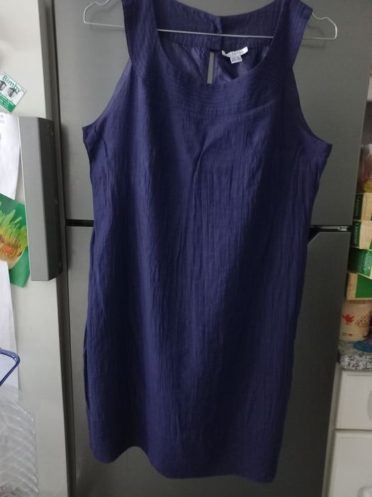 Vestido azul marinho decotado pespontado
