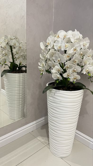 Вазон зі штучною орхідеєю