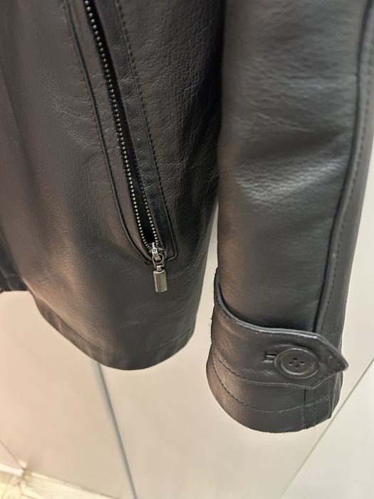 Класична чорна шкіряна куртка