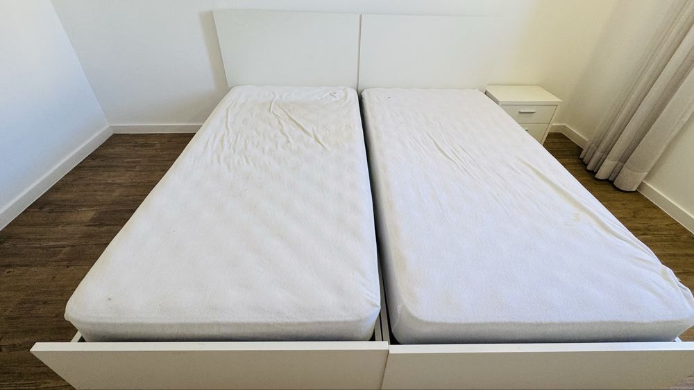 Cama individual branco com calchão