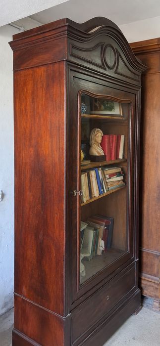 Elegante vitrine antiga de estilo clássico, em madeira escura