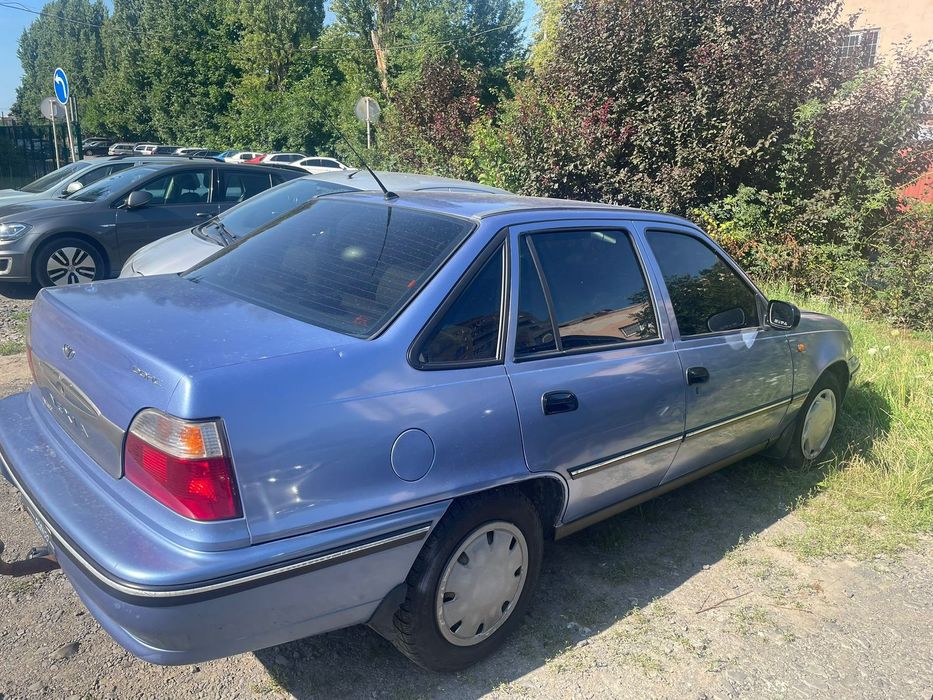 Продається автомобіль з мотоциклом.