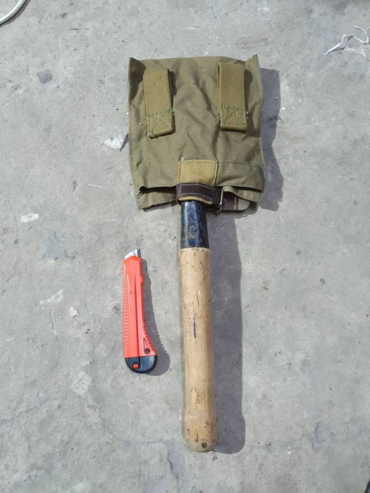 Саперна лопатка в комплекті