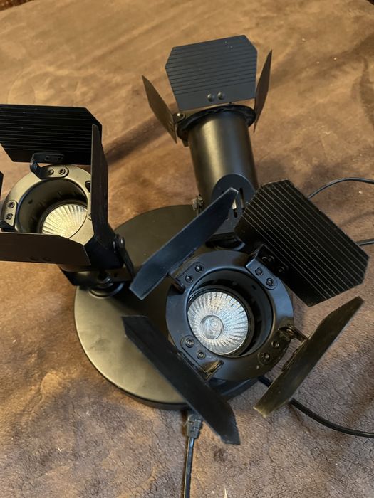 Lampa sugitowa typu spotlight z trzema regulowanymi reflektoram