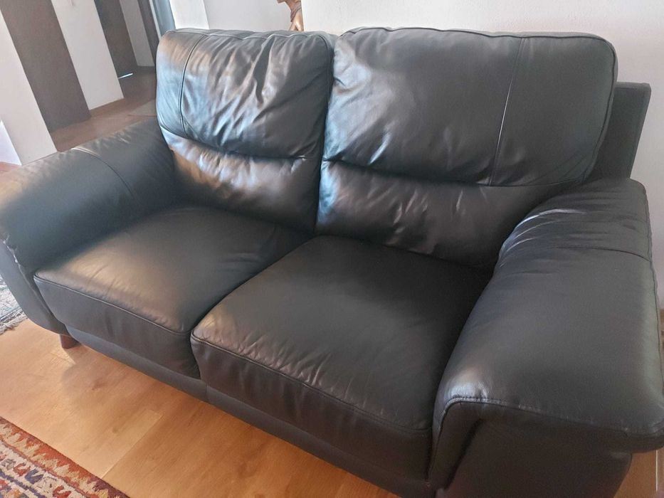 Sofá Preto em Pele Genuína. Bem estimado.