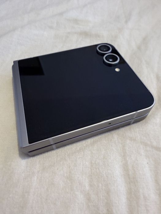 Samsung Galaxy z Flip 16