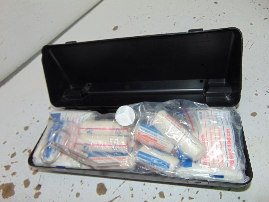 BMW Serie 5 E38 e E39 caixa primeiros socorros/farmacia