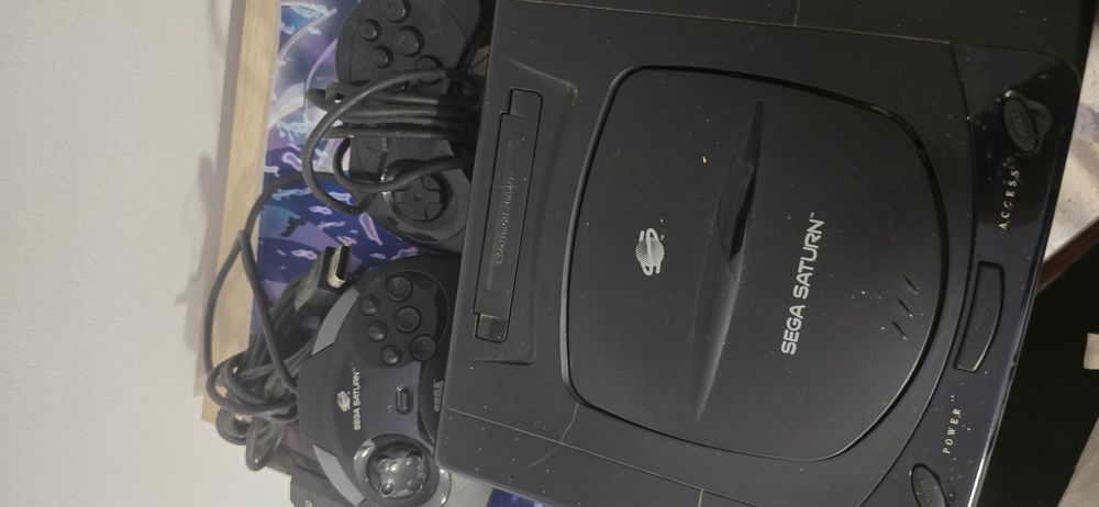 Pack Sega Saturn Modelo 1 (PAL) + 2 Comandos + 7 Jogos + Consola e Comandos Extra p/ Peças