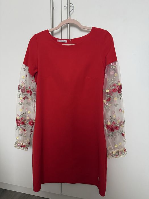 Плаття з українською вишивкою , чорне та червоне