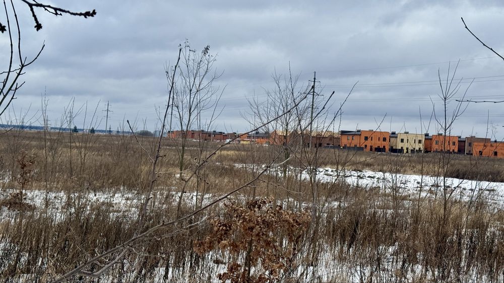 Ділянка біля котеджного містечка, поруч розвинена інфраструктура