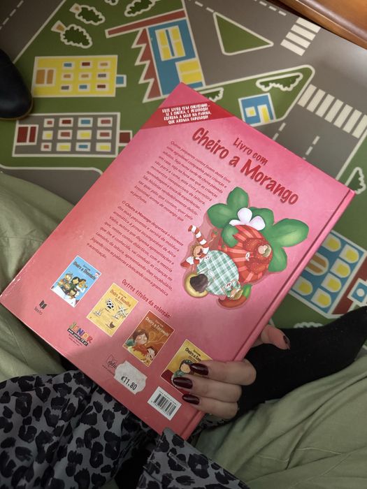 Livro com cheiro a morango