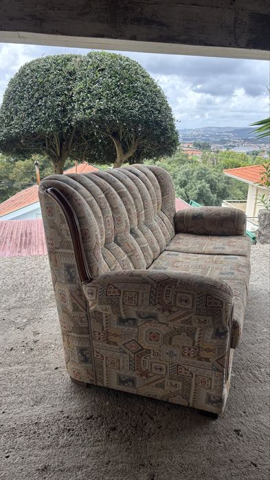 Conjunto de sofá + poltrona vintage em tecido e madeira