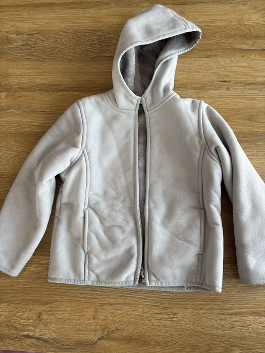 Szara kurtka z kapturem na polarze