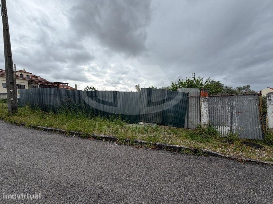 Terreno urbano com 357m2, na Portela de Azóia