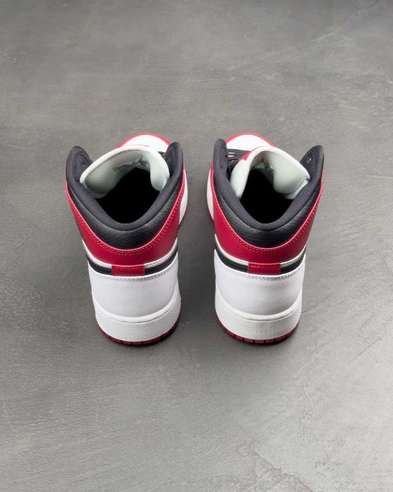 Кросівки Air Jordan 1 Mid 'Chicago'