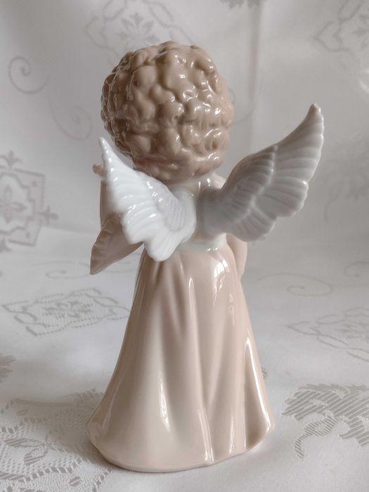 Aniołek porcelana sygnowany