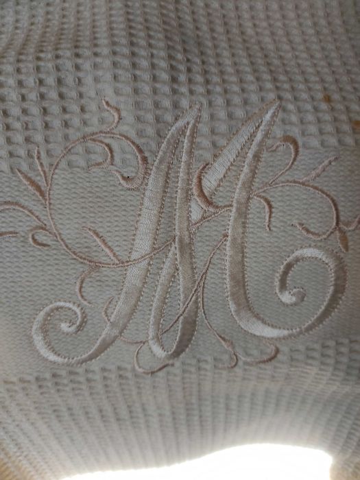 Toalhas decorativas com monogramas "C" e "M"