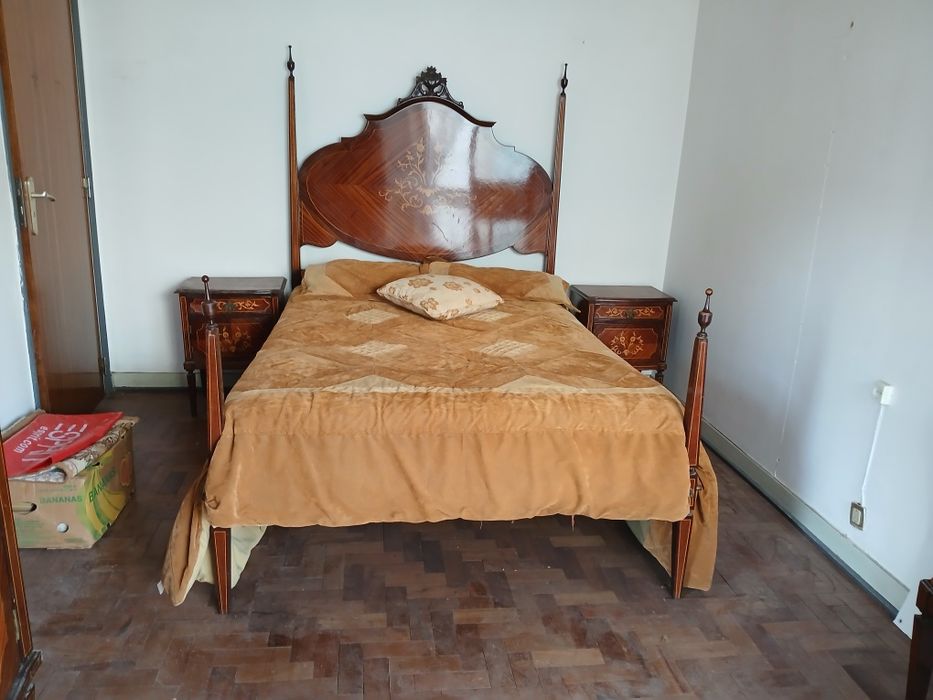 Excelente cama vintage com incrustacoes de madeira e 2 mesinhas de cabeceira
