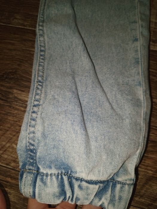 Мужские голубые джинсы