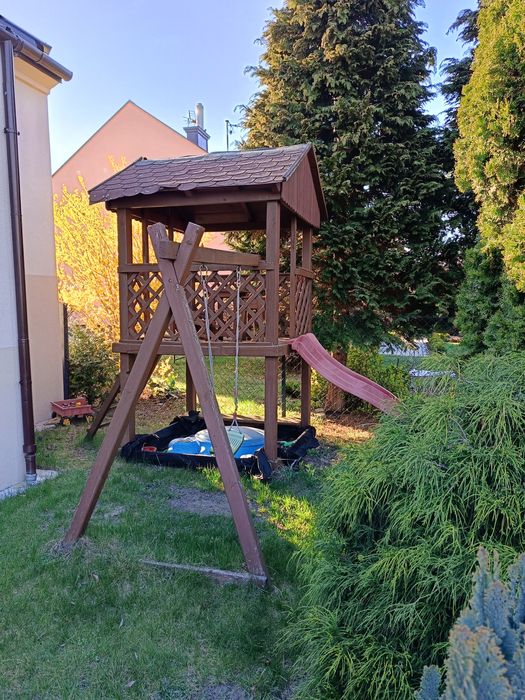 Plac zabaw domek dla dzieci zjeżdżalnia huśtawka piaskownica