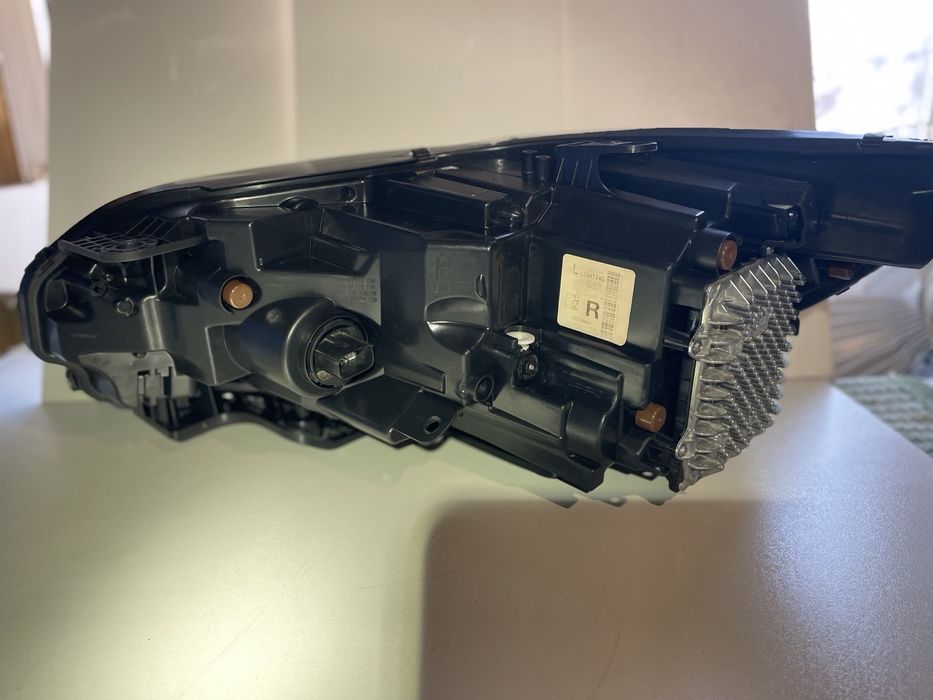 Продам праву ліву  фару Jeep Cherokee KL оригінал