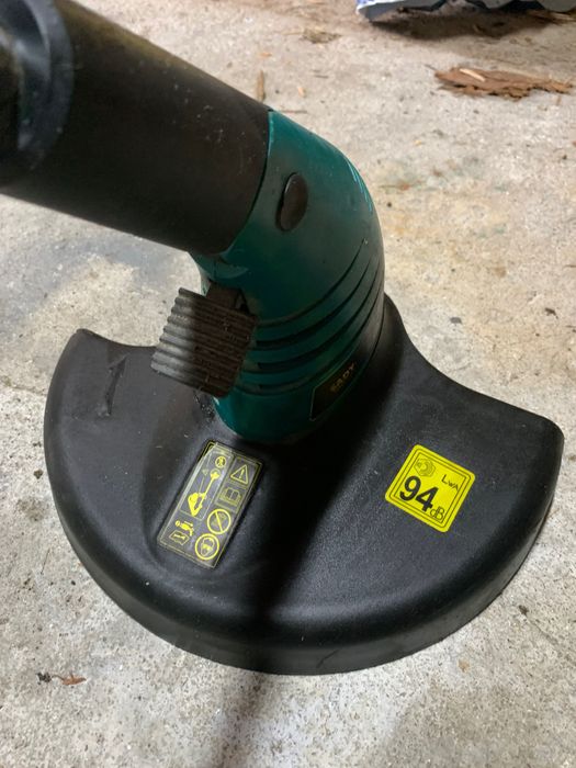 Máquina de aparar relva