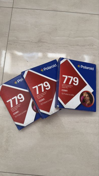 Протерміновані касети Polaroid з батареєю 779 (02/09) як антикваріат