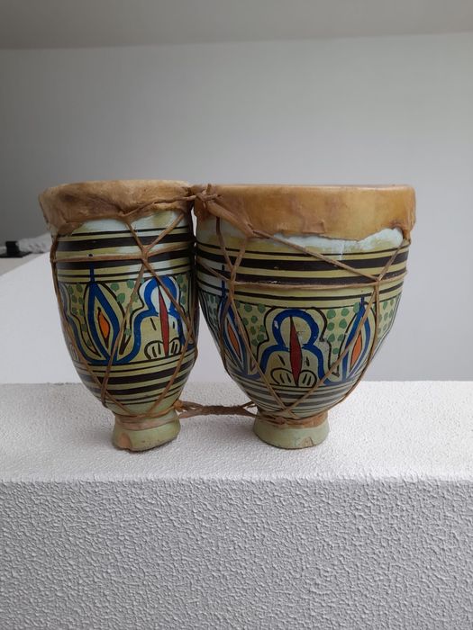 Par de tambores artesanais juntos.