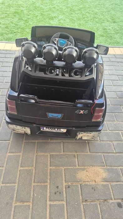 Jeep auto na akumulator