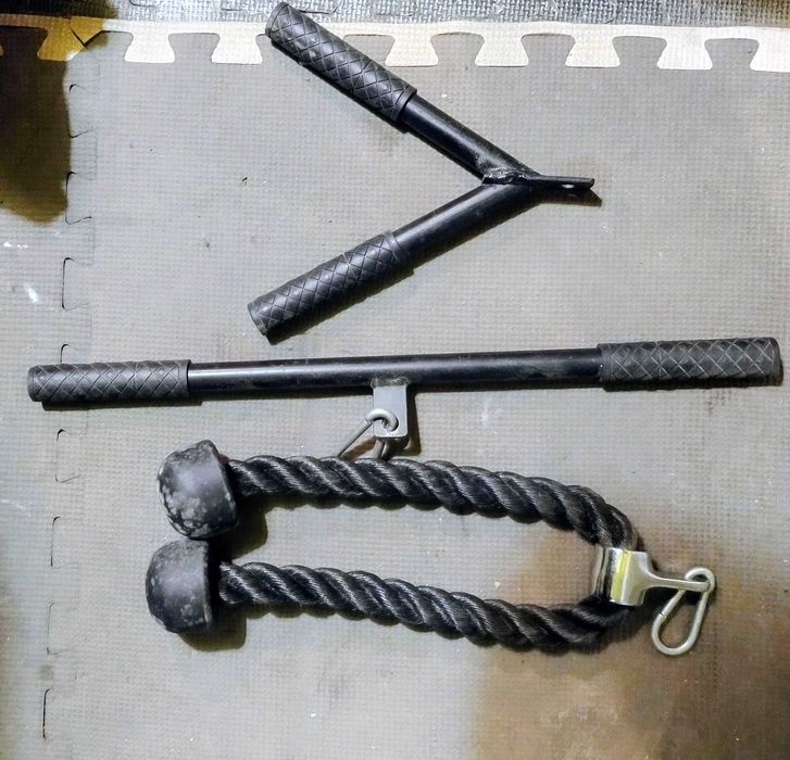 Zestaw uchwytów do wyciągu - sznur, wąski na triceps, drążek prosty
