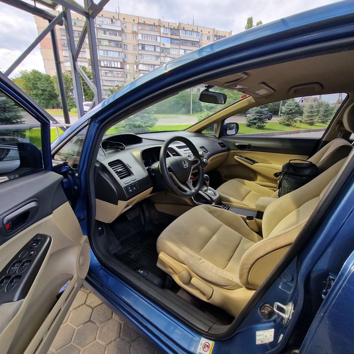 Автомобіль в гарному стані. Ржавчини не має.