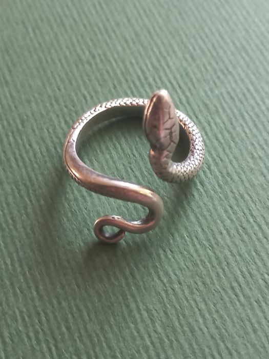 Pierścionek w kształcie węża, żmii - srebro próby 0.900