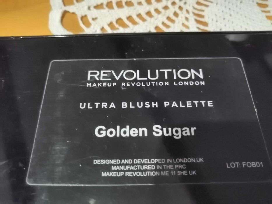 Makeup Revolution paleta do konturowania, róże, rozświetlacze