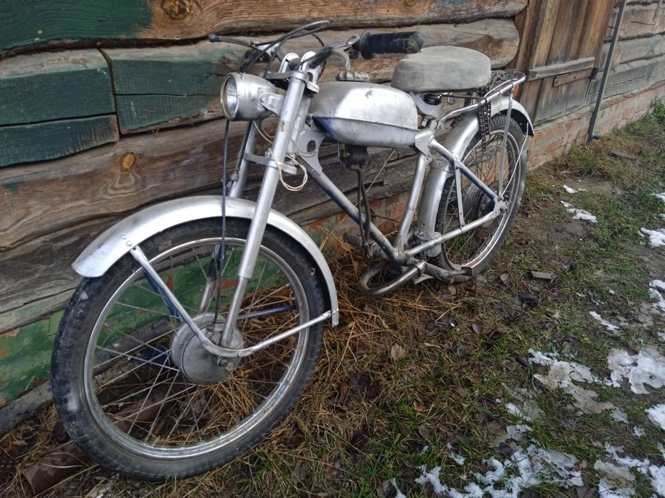 Мопед з розібраним двигуном