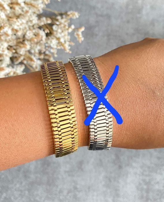 Pulseira dourada, em aço, grossa e com extensor