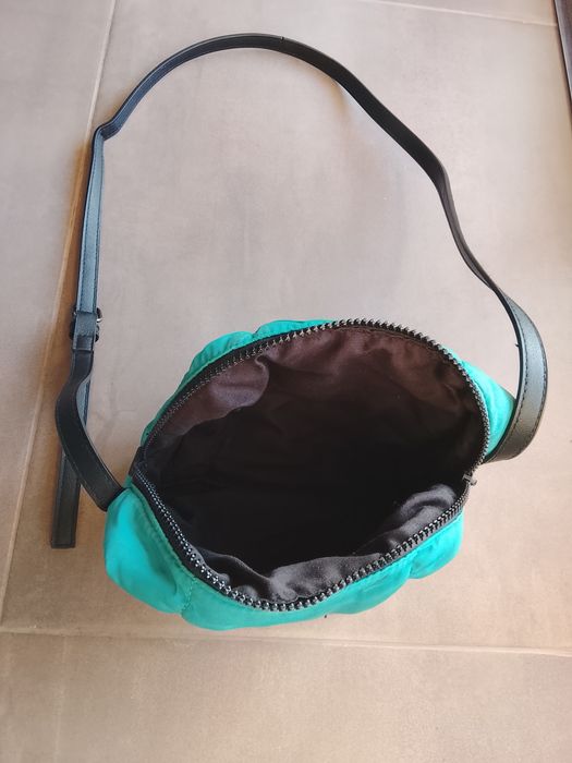Bolsa a tiracolo azul turquesa.