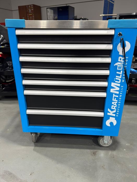 Carro de ferramentas com 7 gavetas cheias